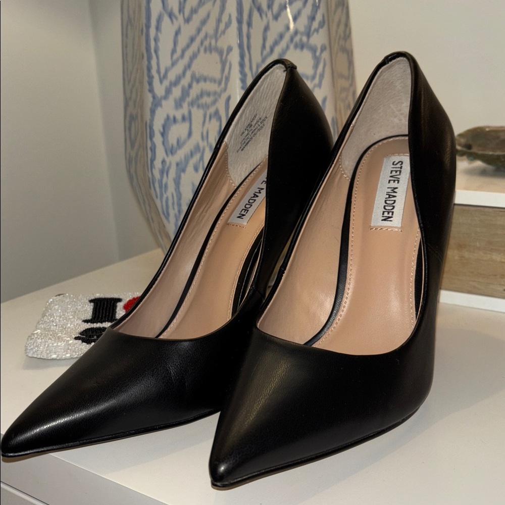 SM Black Heels. Size 8.5. Not fit for my foot, but true to size. Worn for 20 min